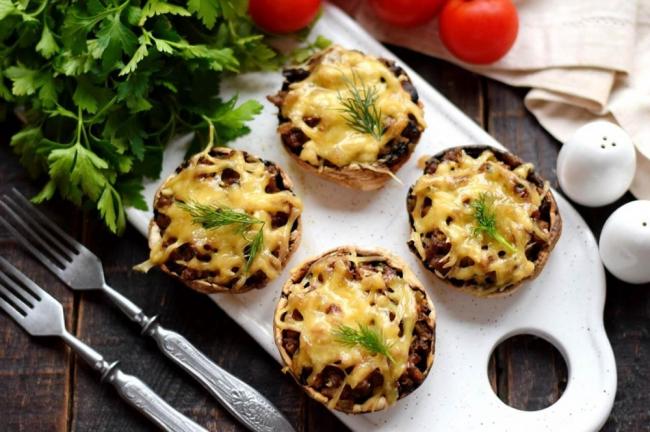 Шампиньоны в духовке целиком фаршированные с сыром