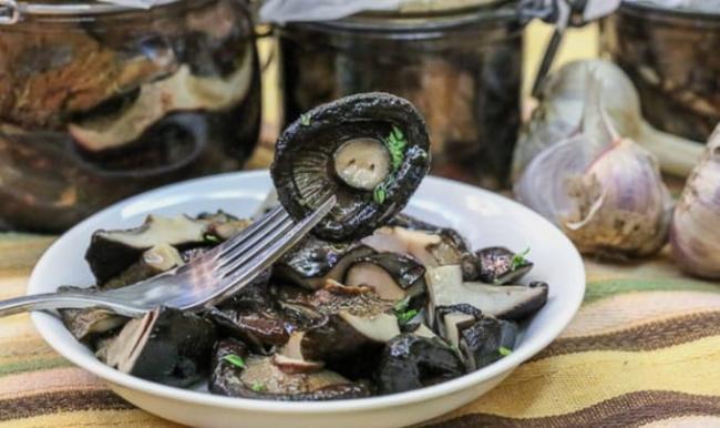 Как очень вкусно замариновать чернушки на зиму