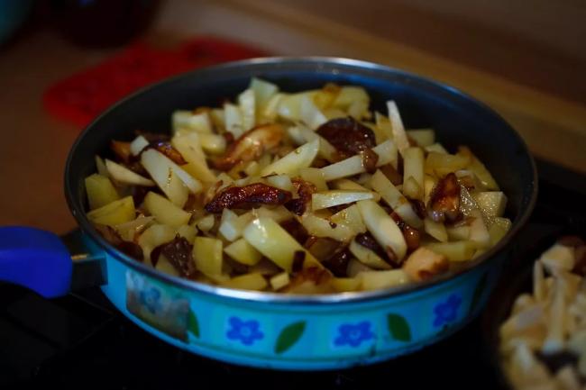 Жареная картошка с маринованными грибами