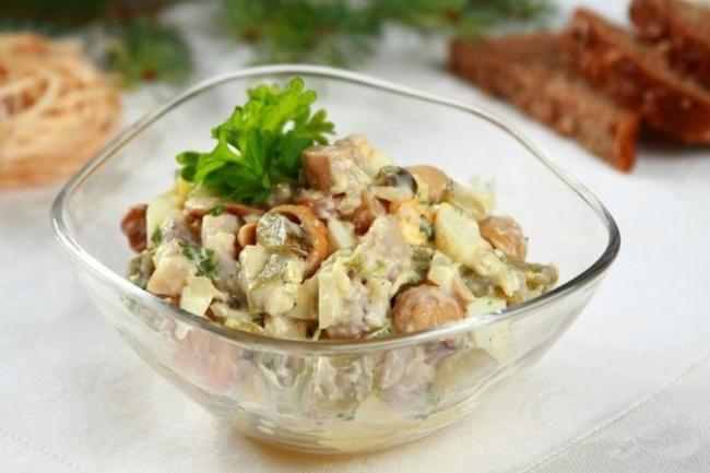 Салат с маринованными грибами и картошкой