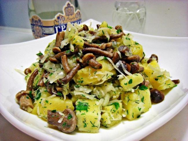 Салат с маринованными грибами и картошкой