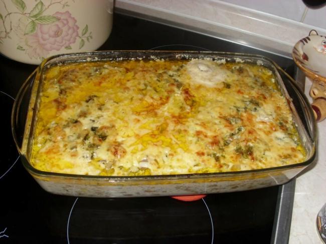 Курица с шампиньонами в духовке со сметаной