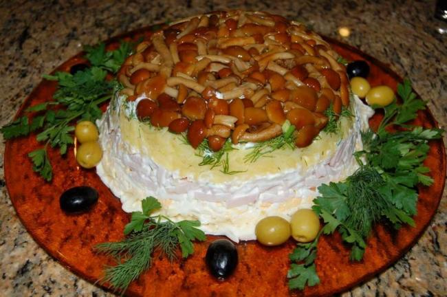 Лесная поляна — салат с опятами и копченой курицей