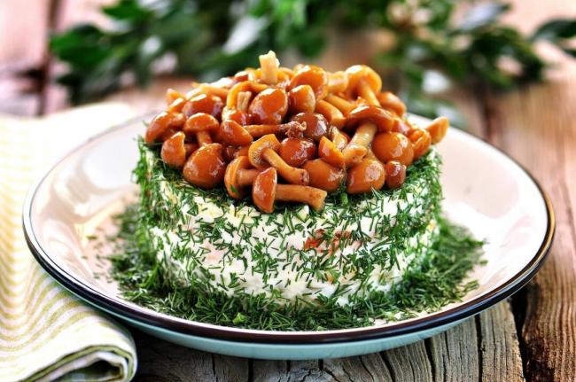 Лесная поляна — салат с опятами и копченой курицей