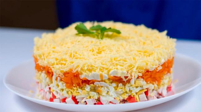Салат с крабовыми палочками и жареными шампиньонами