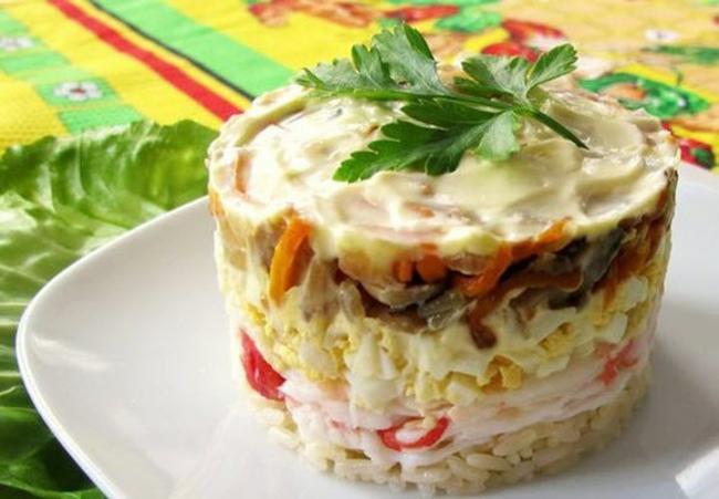 Салат с крабовыми палочками и жареными шампиньонами
