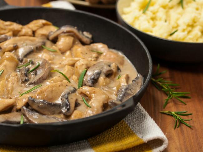 Как и с чем просто и вкусно потушить шампиньоны в сметане