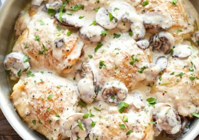 Шампиньоны с курицей в сметане