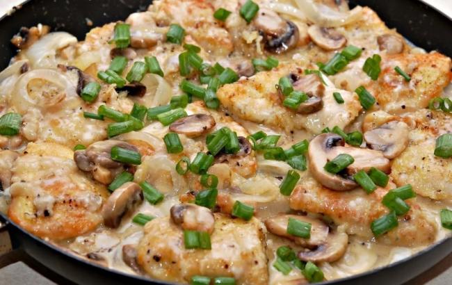 Шампиньоны с курицей в сметане