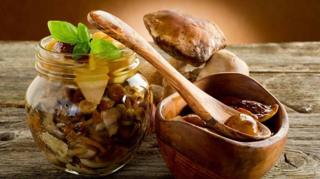 Как мариновать грибы на зиму в банках с уксусом