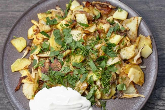 Как жарить вешенки на сковороде с луком и картошкой