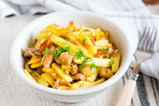 Как жарить вешенки на сковороде с луком и картошкой