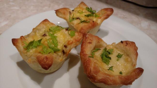 Как вкусно приготовить жульен в слоеном тесте