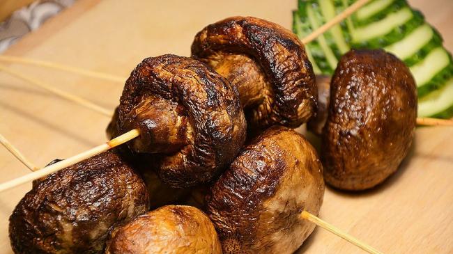 Шампиньоны в духовке целиком на шпажках