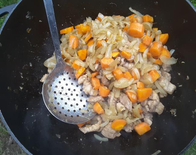 Самые вкусные рецепты тушеной картошки с мясом и грибами в казане