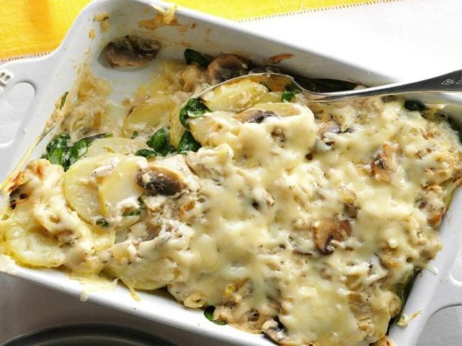 Грибы с картошкой в духовке со сметаной