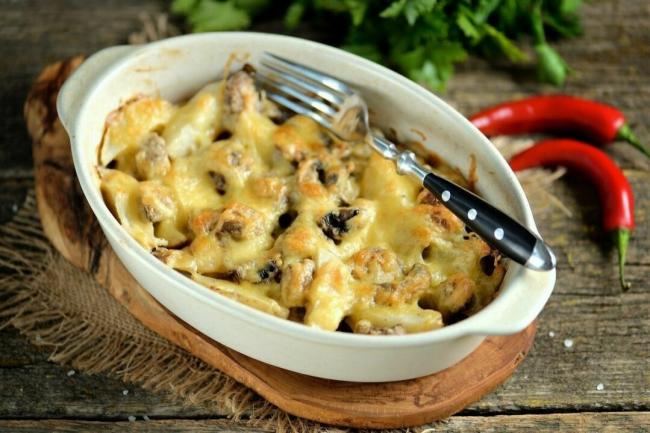 Грибы с картошкой в духовке со сметаной