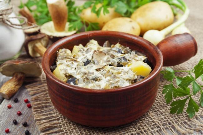 Грибы с картошкой в духовке со сметаной