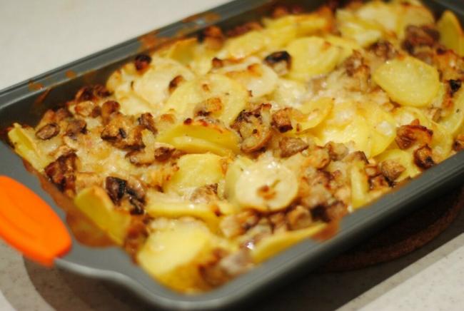 Запеченная картошка в духовке с грибами и сыром