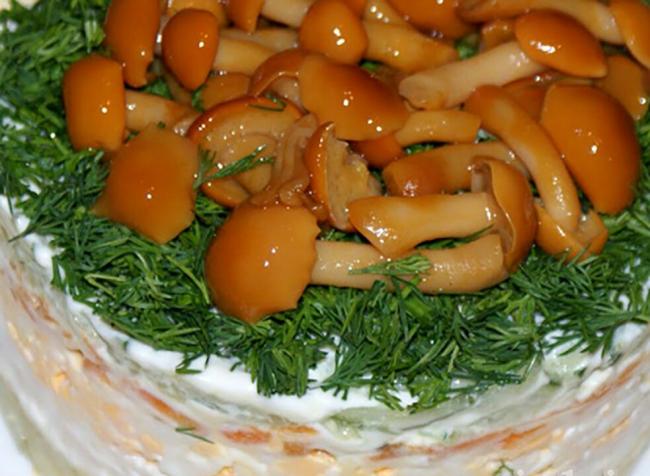 Как приготовить салат с ветчиной и опятами