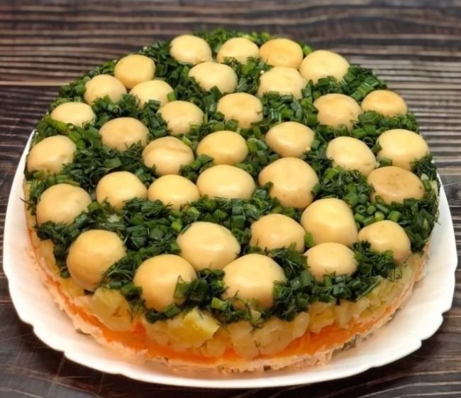 Салат с шампиньонами и огурцами солеными
