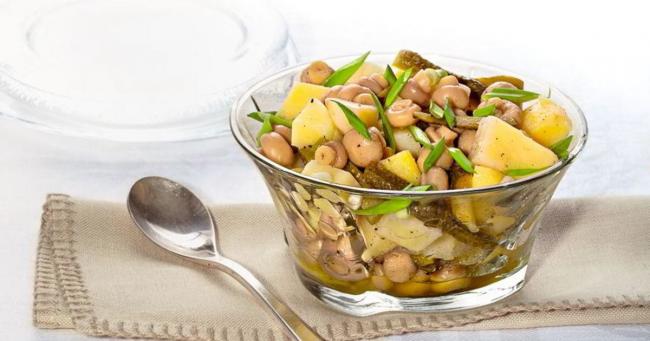 Салат с шампиньонами и огурцами солеными