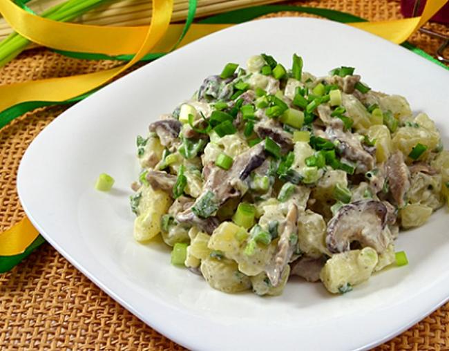 Салат с шампиньонами и огурцами солеными