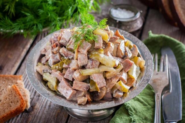 Лучшие рецепты салата с грибами и ветчиной