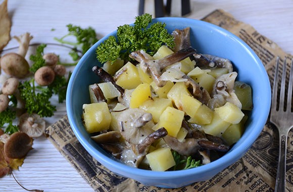 Как вкусно приготовить мороженные опята с картошкой