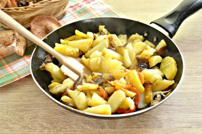 Как вкусно приготовить мороженные опята с картошкой