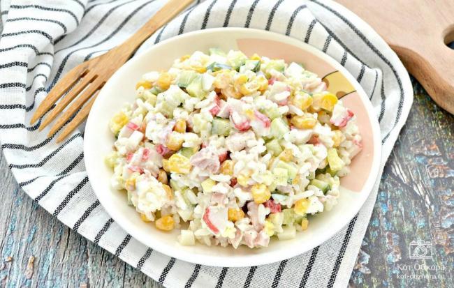 Салат с крабовыми палочками и жареными шампиньонами