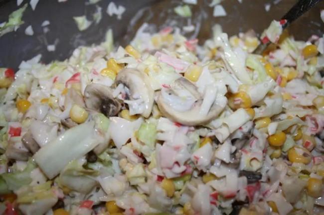 Салат с крабовыми палочками и жареными шампиньонами