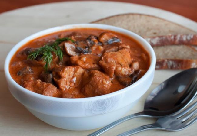 Простая и вкусная подливка из свинины и грибов