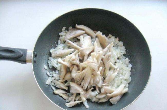 Как пожарить вешенки на сковороде с луком и сметаной