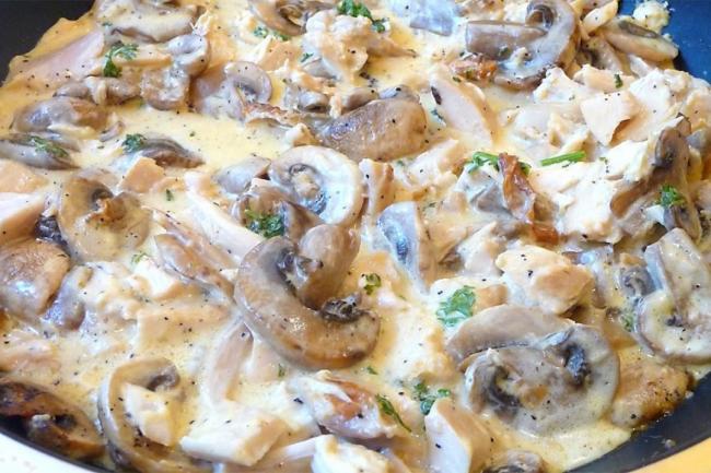 Шампиньоны в духовке со сливками и сыром