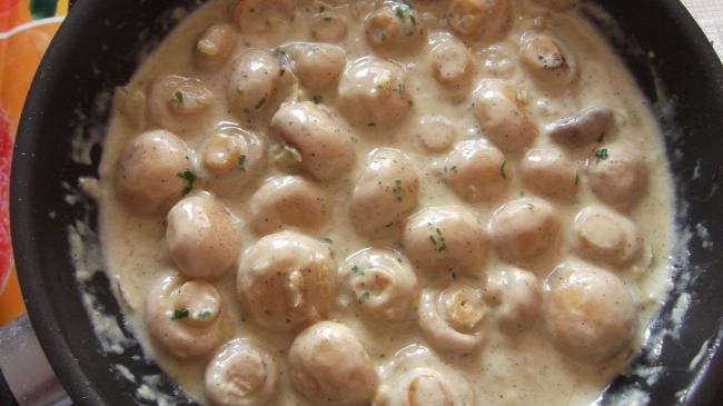 Шампиньоны в духовке со сливками и сыром