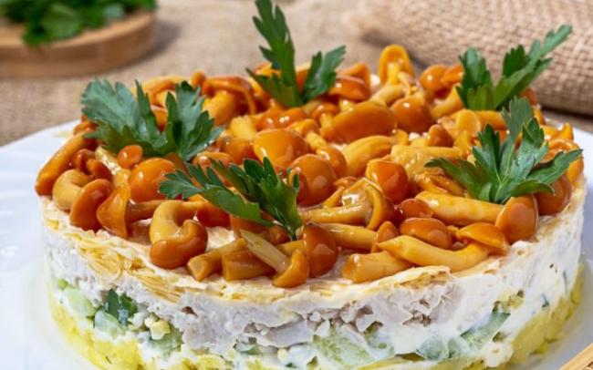 19 вариантов салата с буковыми грибами и куриной грудкой