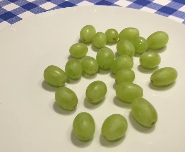 Виноград на тарелке для сушки в микроволновке Виноградинки на плоской тарелке