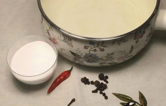 Ингредиенты для приготовления рассола Вода, соль, чили и специи