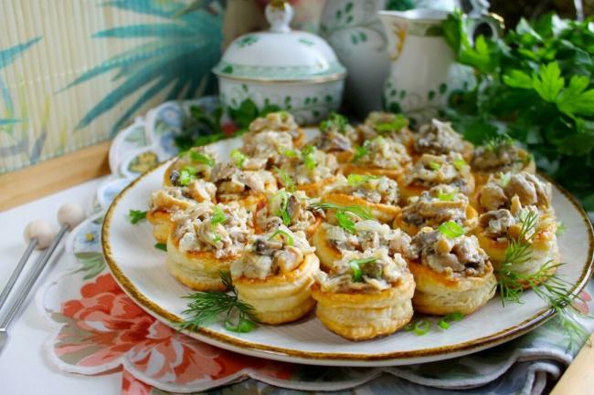 Рулет из слоеного теста с начинкой из грибов рецепт с фото пошагово и видео - 1000.menu