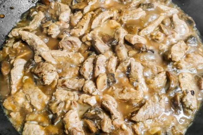 Как и с чем просто и вкусно потушить шампиньоны в сметане