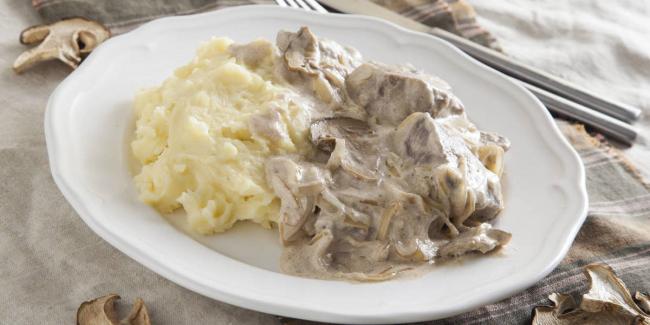 Бефстроганов с белыми грибами