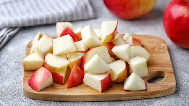 Нарезание яблок кубиками Яблоки для оленины