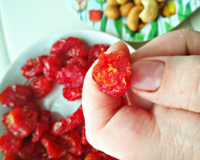 Горсть завяленного кизила Ягода кизила в руках