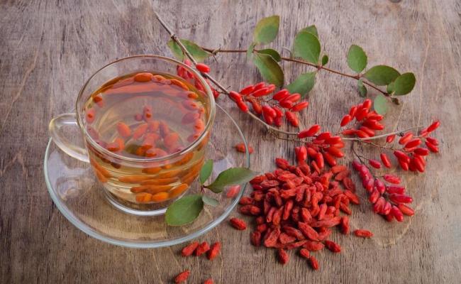 Отвар из сушеного кизила Ягодный чай в чашке