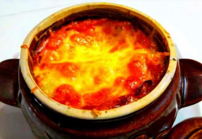 Картофель и грибы в духовке и сметана в горшочке