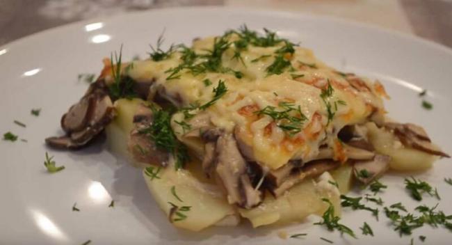 Рецепт приготовления картофеля со сметаной и грибами и сыром в духовке