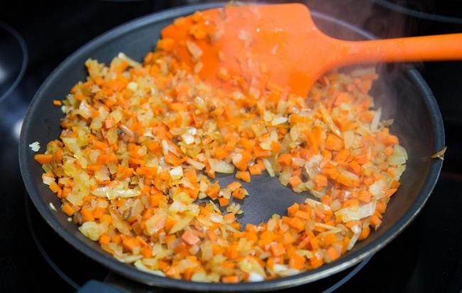 Приготовление зажарки для горохового супа-пюре с копчёными колбасками Зажарка для горохового супа-пюре