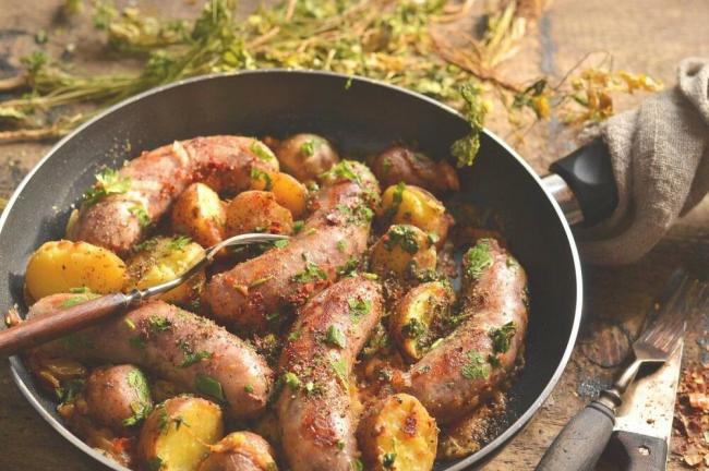 Сковорода с ливерной колбасом и жареным картофелем Жареная ливерная колбаса с картошкой