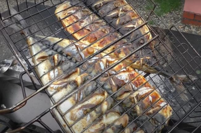 Филе рыбы жаренное на решетке Разделанная жаренная скумбрия на решетке